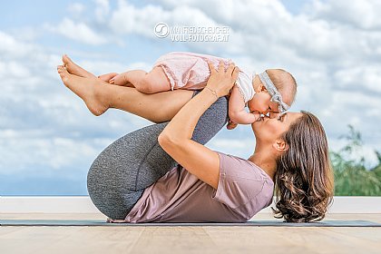 Frau mit Baby beim Foto-Shooting Winter Yoga