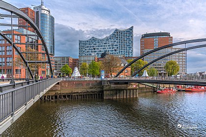 Elbphilharmonie in Hamburg hinter einer Brücke