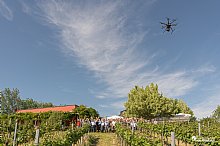 Drohne fliegt über Menschenmenge