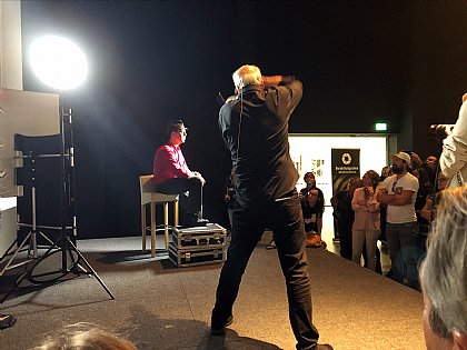 Mobile-Photo by Manfred Scheucher - Greg Gorman beim Portrait-Shooting