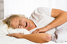 Fotoshooting Kinmo - Mann liegt im Bett